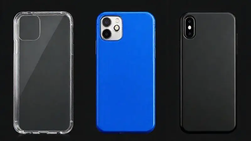 Triptico com três estilos de capa de celular: transparente, azul vibrante e preta fosca, destacando a variedade de design.