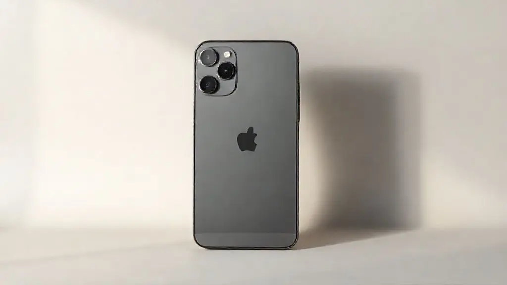 Análise completa do iPhone 12 Pro Max em 2024, mostrando o aparelho em um fundo neutro com destaque para seu design, câmeras e tela.