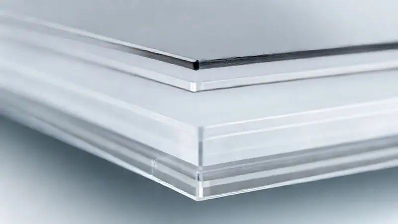 Render 3D em corte de uma capa de celular, mostrando as camadas de materiais duros e macios para resistência máxima.