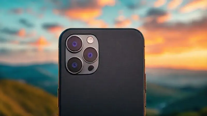 Ilustração conceitual das lentes de um smartphone, destacando a qualidade e os recursos de fotografia profissional.