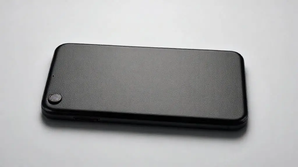 Close-up de uma capa de iPhone preta, moderna e sem marca, em um fundo neutro, destacando sua textura e design minimalista para proteção.