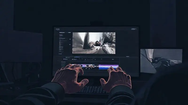 Ilustração de um profissional editando vídeo em uma tela futurista, representando o uso avançado e as vantagens da linha Pro.